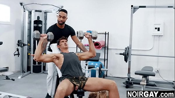 Homens transando na academia pelados com tesão